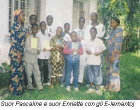 Suor Pascaline (a destra), suor Enriette (a sinistra) con gli E-lernantoj